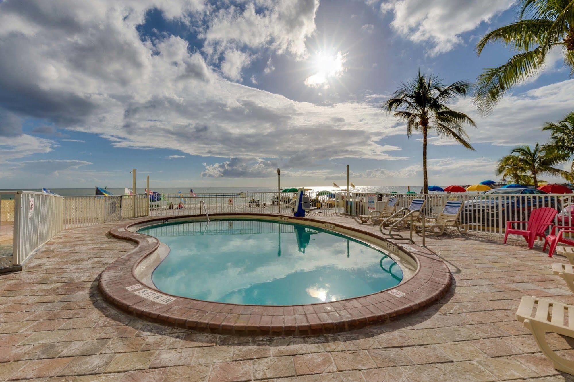 Pierview Hotel And Suites Fort Myers Beach Exterior photo